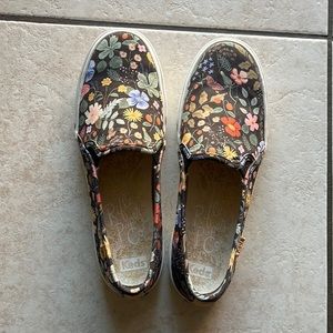 Beautiful shoes never worn just tied on